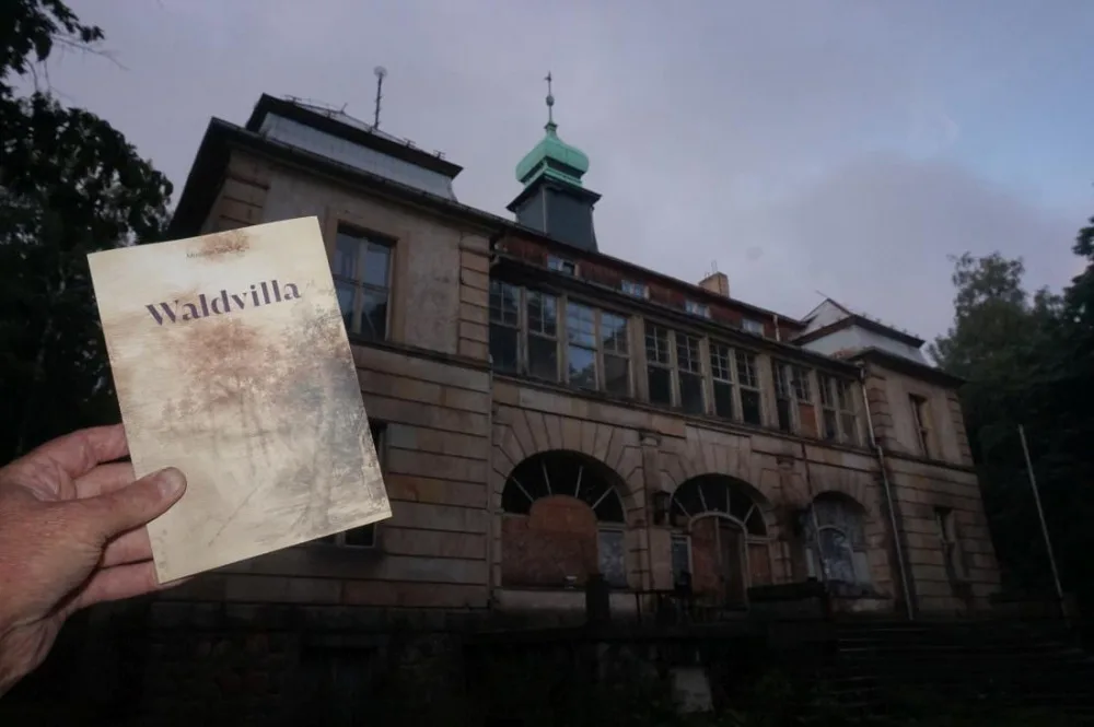 Tajemný román o tajemné Lesní vile. Miroslav Stuchlý pokřtí knihu Waldvilla v parku u univerzity