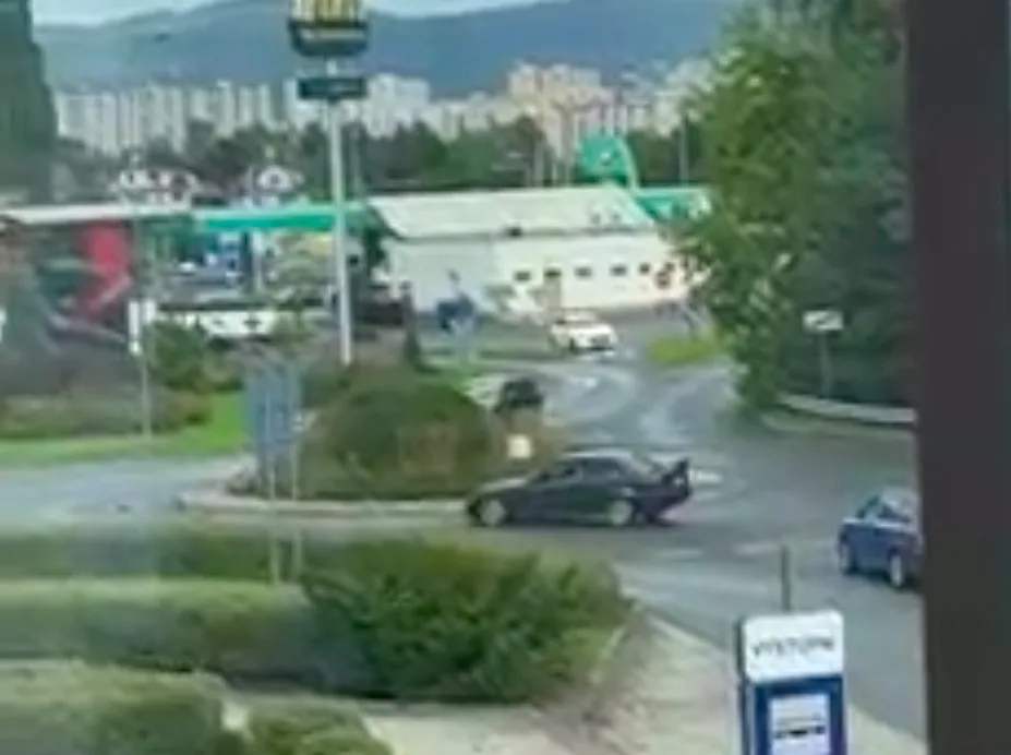 Řidič driftoval na kruhovém objezdu před Nisou. Natočila ho svědkyně