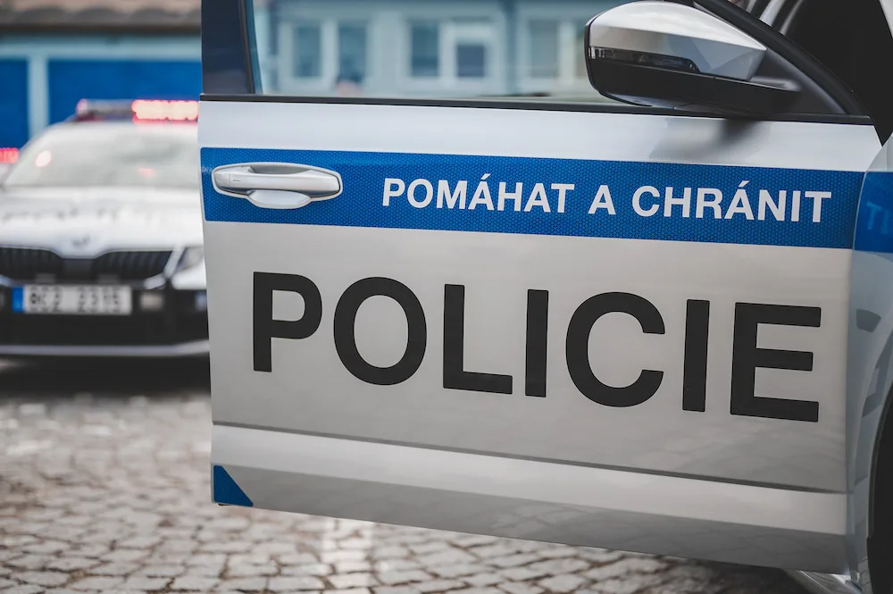 Řidič náklaďáku vjel na přejezd na červenou a poškodil závory. Hledá ho policie
