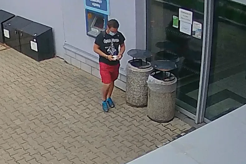 Muže okradli v autobuse o peníze i doklady. Ukradenou kartou pak někdo platil, zachytila ho kamera