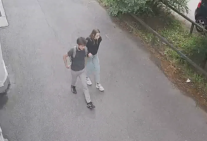 Policie kvůli nehodě u bývalých tiskáren hledá mladou dvojici