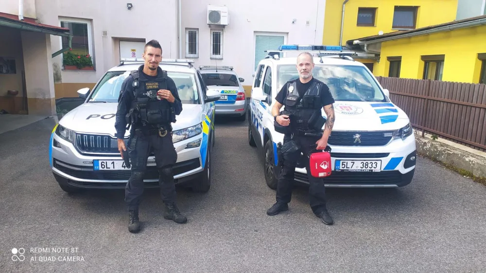 V řadové garáži vypukl požár, majitel zkolaboval. Život mu zachránili policisté