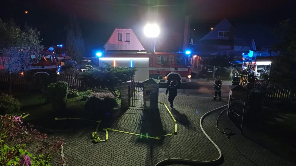 Při požáru rodinného domu v Raspenavě utrpěli zranění tři lidé