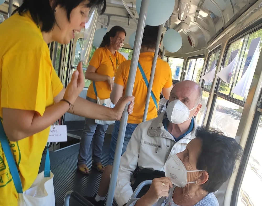 Tichá tramvaj pendlovala Libercem. Cestující si v ní vyzkoušeli znakovou řeč