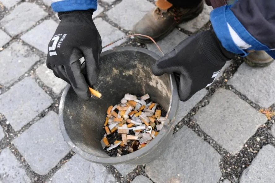 Dva kbelíky nedopalků po úklidu náměstí. Doma je také nikdo nehází na zem, vadí starostovi