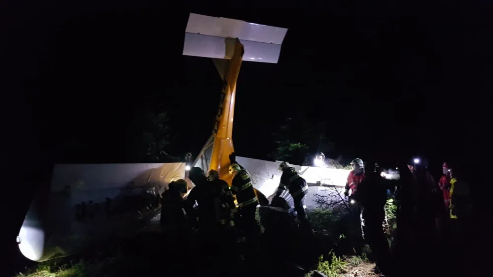 Pád ultralightu se dvěma lidmi na palubě. Oba pád přežili, záchranáři je transportovali do nemocnice