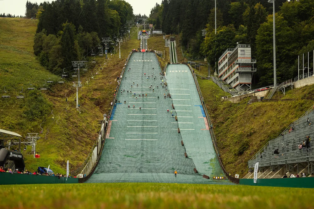 Pokořit strmý kopec se rozhodli i olympionici. Red Bull 400 přivítal Choupenitche i beachvolejbalové duo