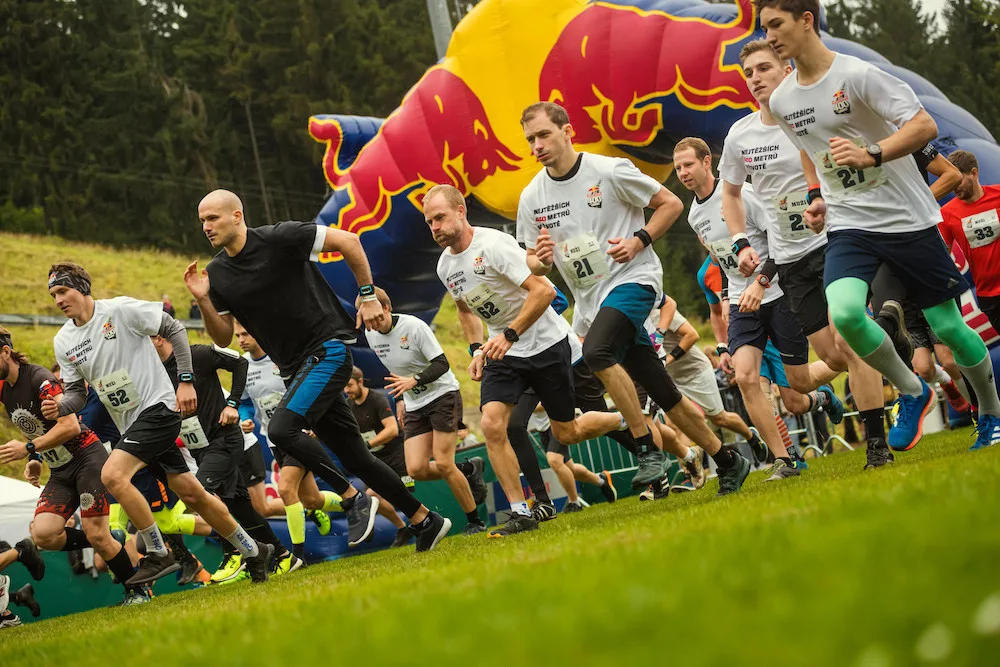Pokořit strmý kopec se rozhodli i olympionici. Red Bull 400 přivítal Choupenitche i beachvolejbalové duo