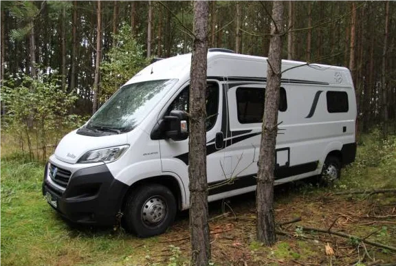 V Německu ukradl obytnou dodávku, zaparkoval ji v pískovně v Novém Městě