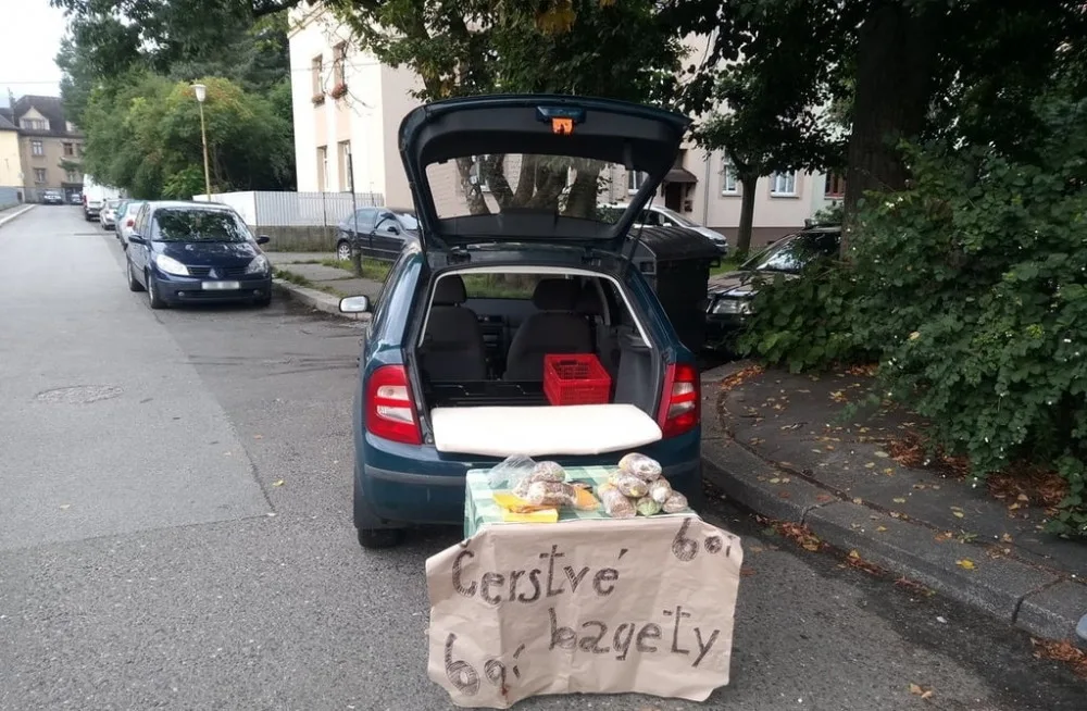 Čerstvé bagety za 60. Muž pod vlivem drog je před školou prodával rovnou z auta