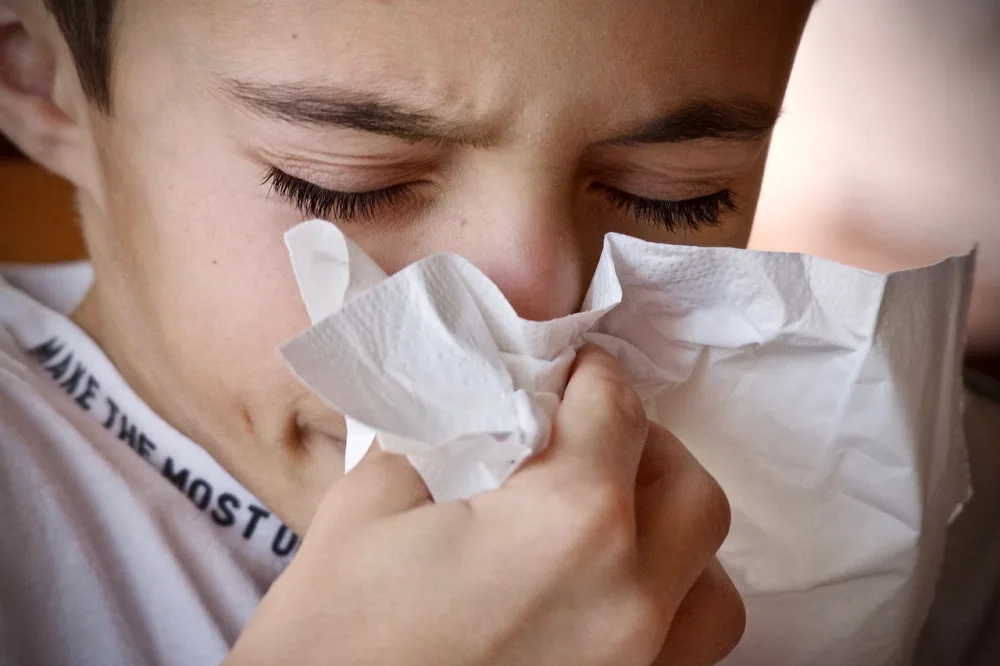 Chřipka, nebo covid? Příznaky jsou podobné, potřeba je test