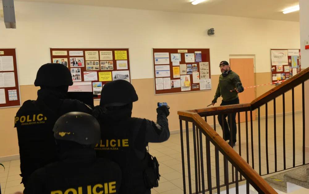 Tváří v tvář teroristům. Učitelé se při cvičení postavili ozbrojeným útočníkům