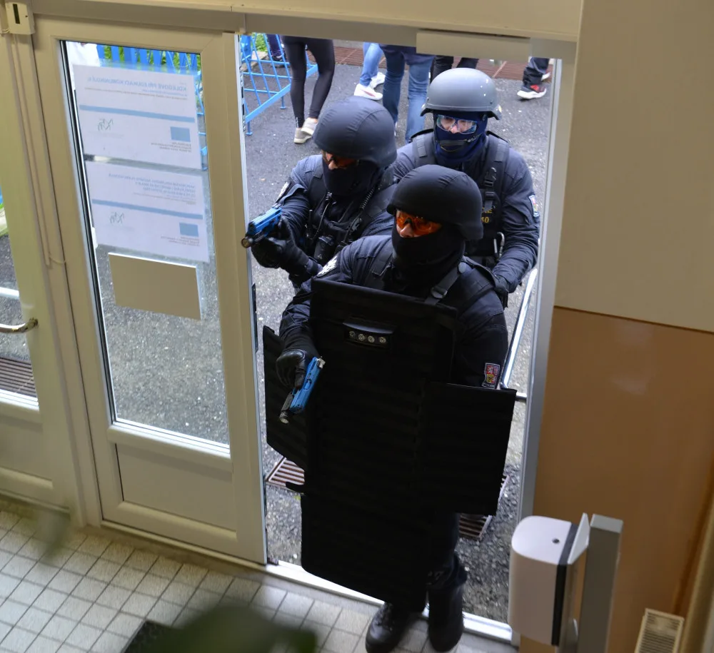 Tváří v tvář teroristům. Učitelé se při cvičení postavili ozbrojeným útočníkům