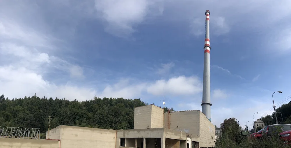 Deset tisíc tun půjde během sedmi sekund k zemi. Komín na Brandlu čeká v sobotu demolice