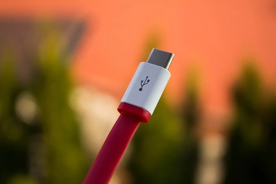 Na nabíjení mobilů bude stačit jedna nabíječka, říká EU. Sníží se objem elektrodpadu
