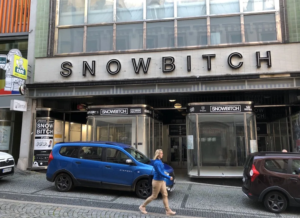 Úřad po čtyřech letech rozhodl, nápis Snowbitch musí zmizet. Jenže obchod už skončil