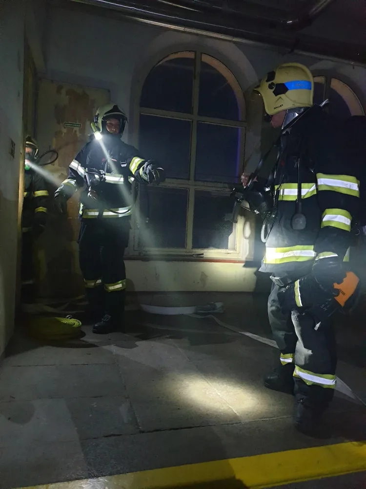 Hasiči likvidují požár průmyslového objektu v Semilech, vyhlásili druhý stupeň poplachu