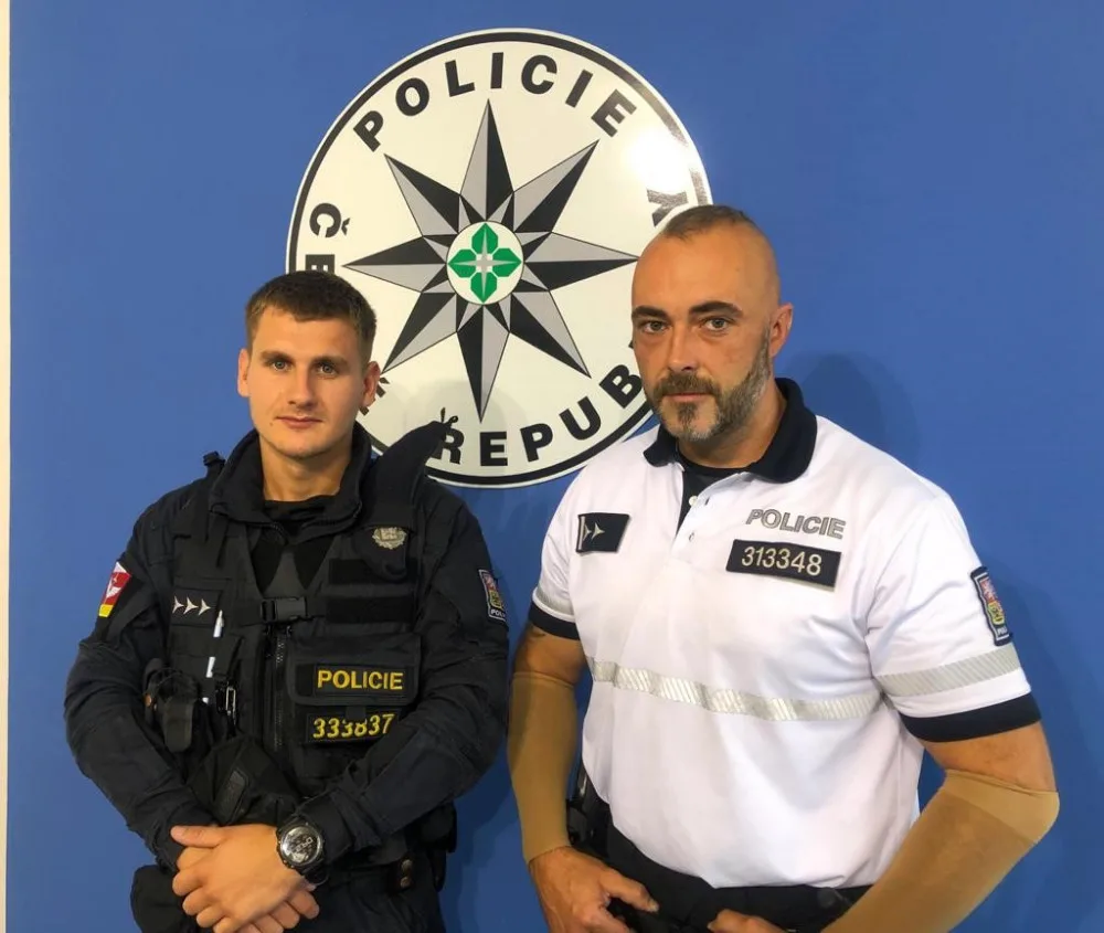 Neváhali ani minutu… Z hořícího objektu zachránili policisté tři děti