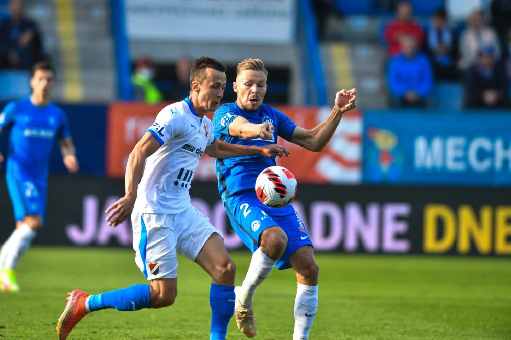Slovan podlehl doma Baníku, klíčovým momentem byla červená Tiéhiho