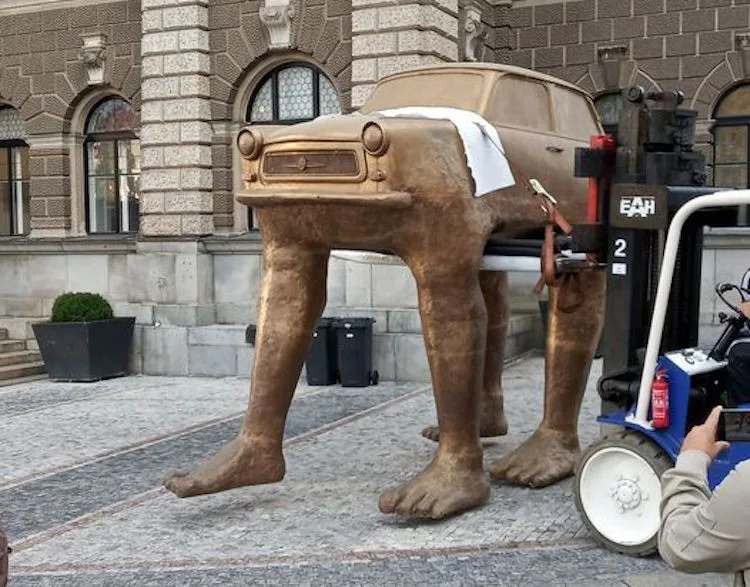 Před radnicí stojí trabant. Slavné umělecké dílo Davida Černého zůstane v Liberci rok