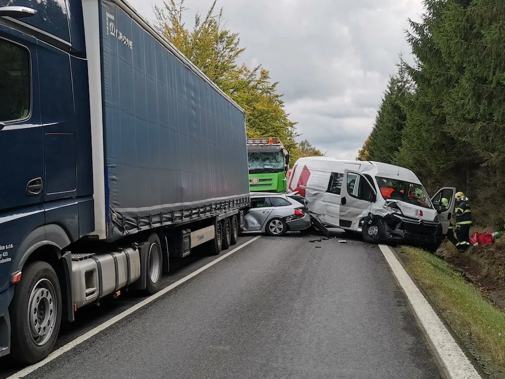 Hromadná nehoda uzavřela silnici u Svoru. Dva zranění