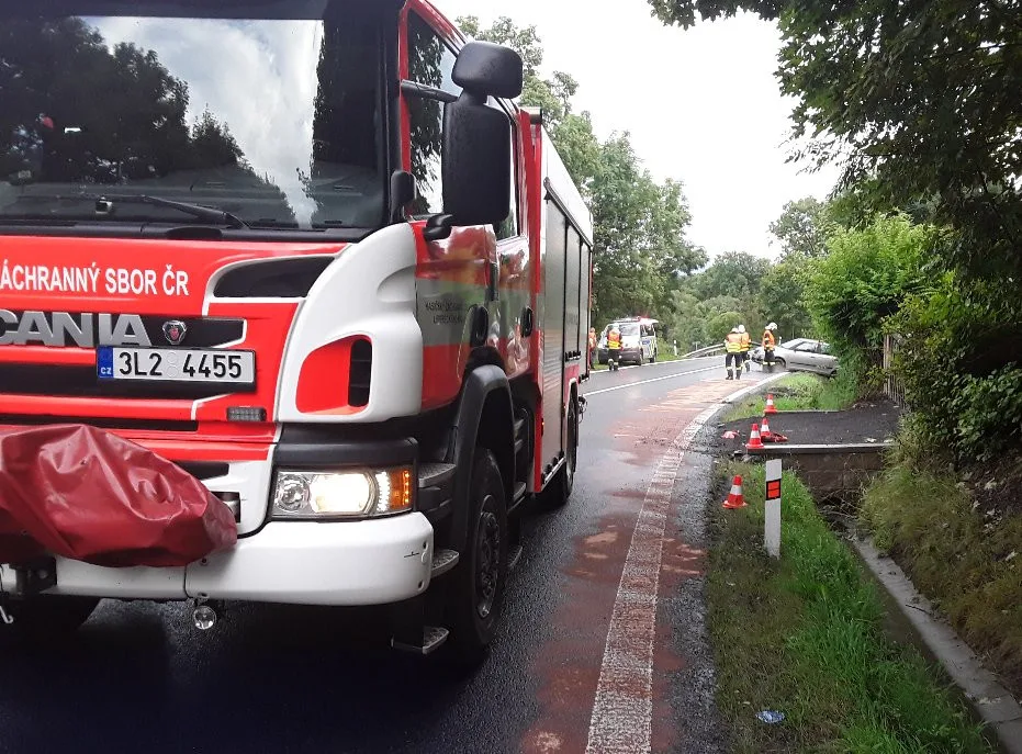 Srážka dvou osobních aut uzavřela silnici I/10. Tři zranění