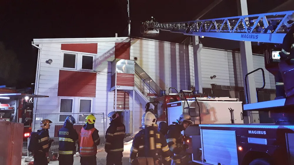 Požár haly v Novinách pod Ralskem. Hasiči požár lokalizovali