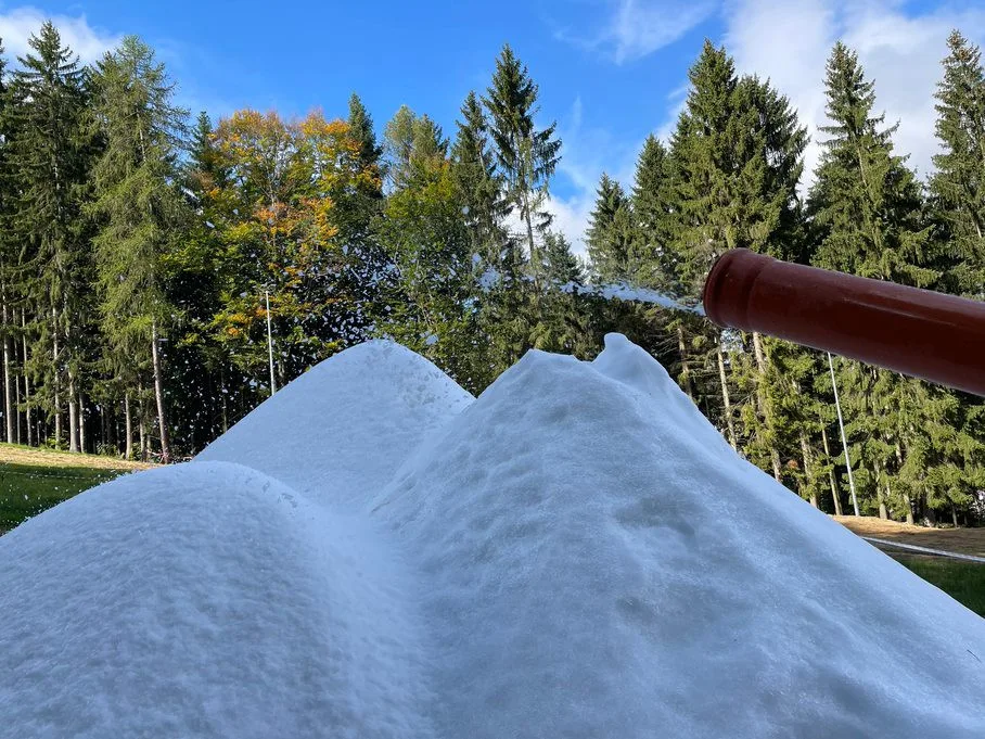 Sníh na Ještědu už v říjnu? Skiareál začal zasněžovat, připravuje si zásoby na zimu