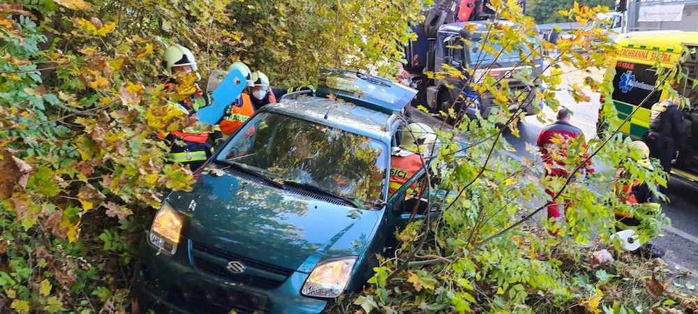 Srážka náklaďáku s autem v Jablonci. Dva zranění, jednoho museli hasiči z auta vyprostit