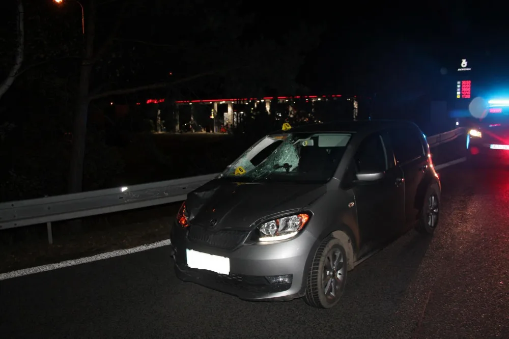 Vážná nehoda poblíž benzínky u Jestřebí. Auto tam srazilo chodce