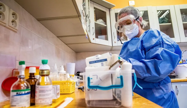 Hospitalizovaných s covidem v posledních dnech mírně přibývá, ve Frýdlantě znovu začnou očkovat