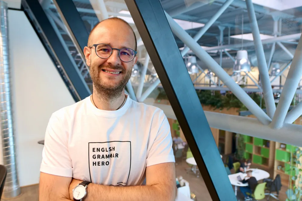 Češi se bojí chybovat, tvrdí populární český angličtinář, který je hvězdou internetu