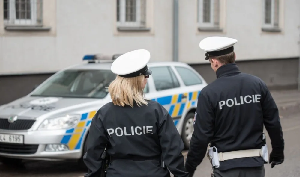 Auto v Hanychově srazilo chodce. Řidič ujel, pátrá po něm policie