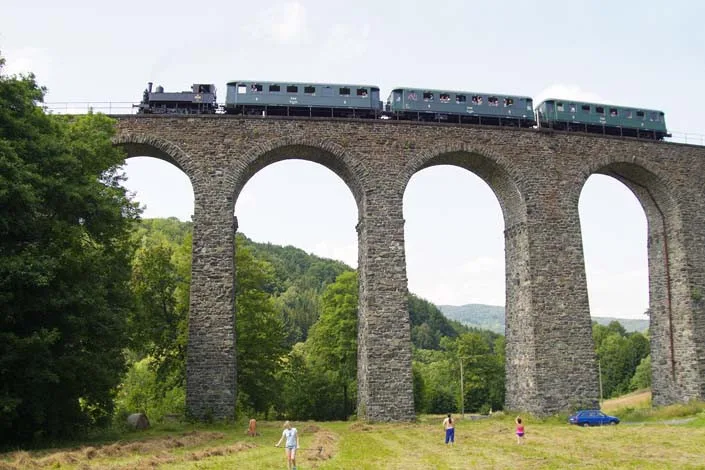 TIP NA VÝLET: Vlakem Severočeskou transverzálkou. Na trati z Liberce do Lípy najdete tunely i viadukty