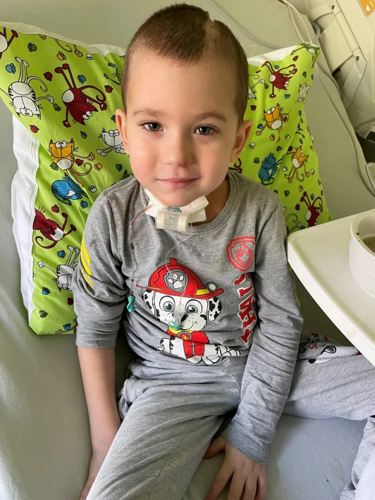 Malý Eddie prodělal bezpříznakový covid. Následkem bylo krvácení do mozku, k tomu obrna hlasivek