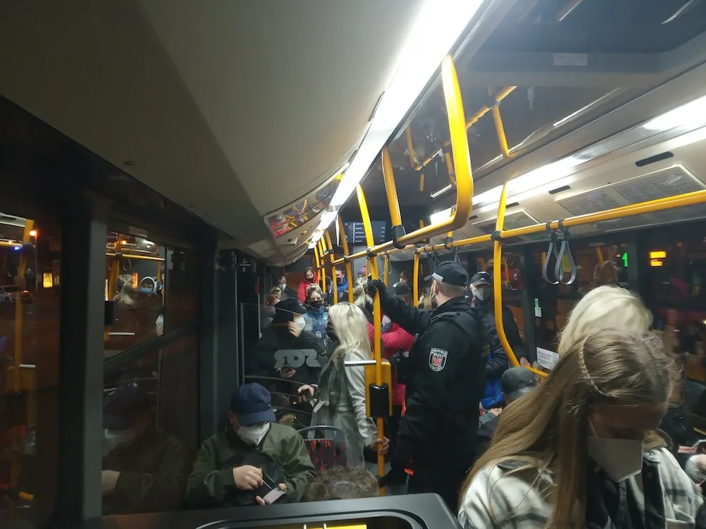 Na kontroly s revizory v MHD vyrážejí i strážníci. Přibývá lidí bez jízdenek i respirátorů