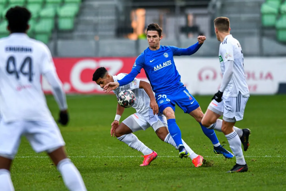 Znovu vítězný gól v závěru. Júsuf hlavou po rohu trefil v Karviné čtvrtou výhru Slovanu v řadě