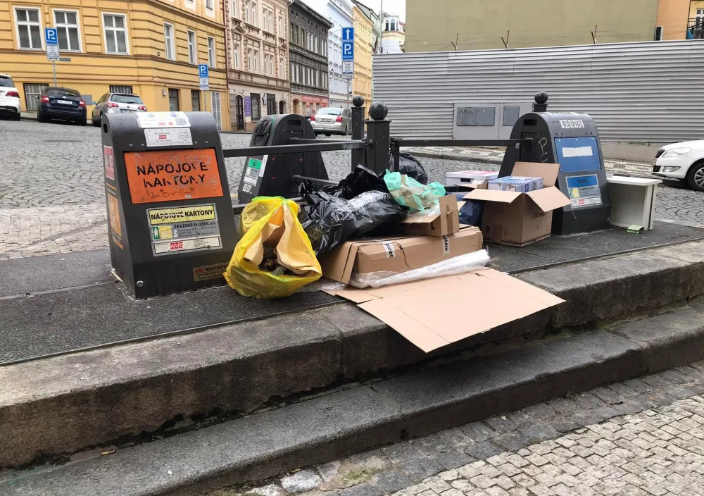 Jak města bojují s přeplněnými kontejnery? Lidé mohou problém hlásit přes aplikace, pro dlouhodobou změnu se musí obrátit na úřad
