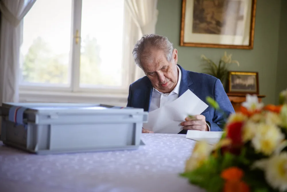 Prezident Zeman je zpět v nemocnici. Má pozitivní test na koronavirus