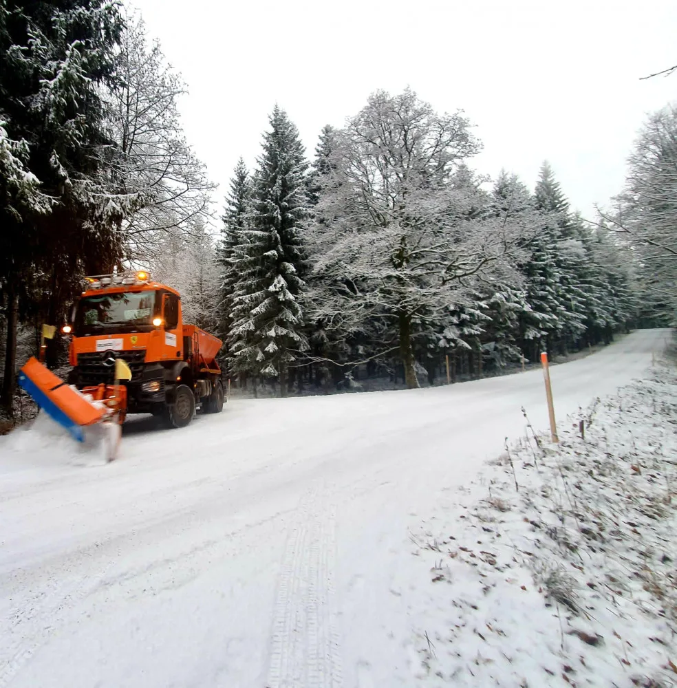 První sníh zkomplikoval dopravu. Dvě desítky nehod, meteorologové varují před dalším sněžením