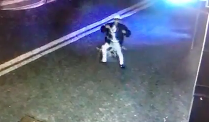 Opilý vandal v Lípě poničil vánoční výzdobu na náměstí. Natočila ho kamera