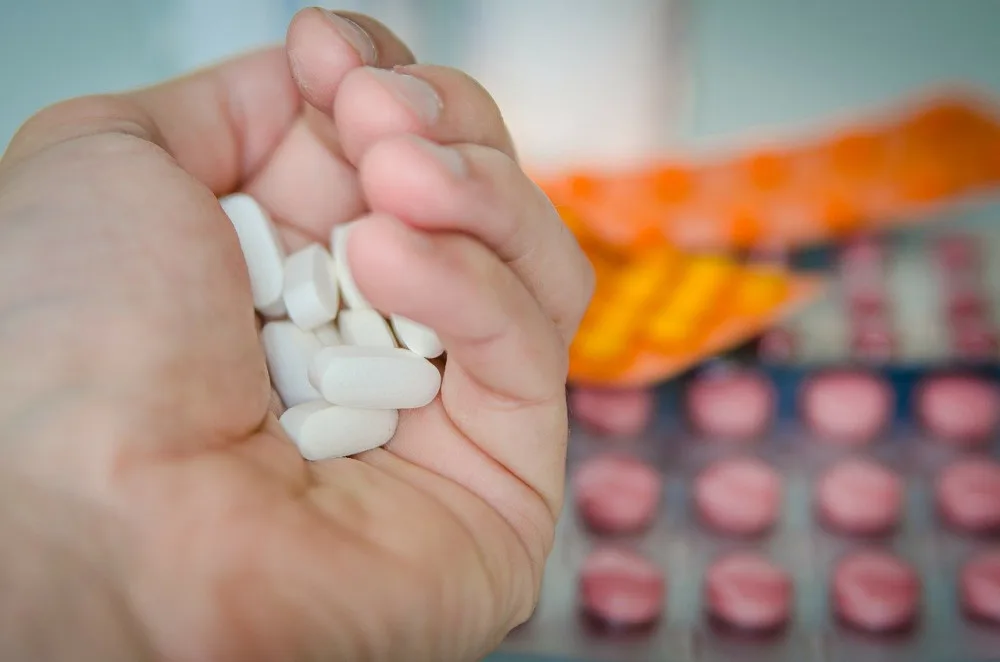 Antibiotika jsou v jídle i vodě. Odolných bakterií přibývá
