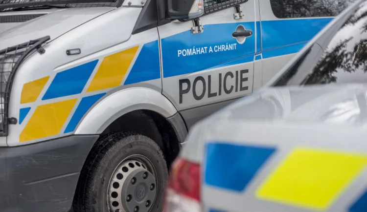 Srážka autobusu s autem na Kunratické. Zranil se jeden člověk