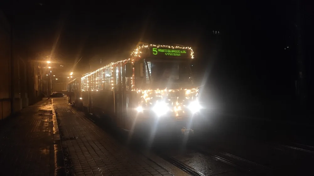 Libercem jezdí adventní tramvaj. Rozsvítilo ji 130 metrů světelných řetezů