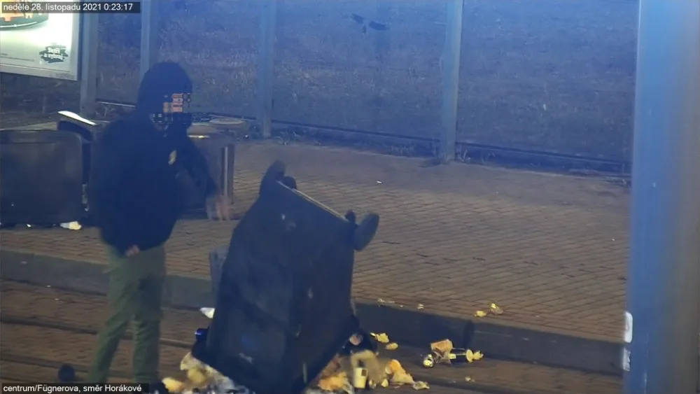 Opilý vandal na Fügnerce přepral popelnici, před strážníky zarytě mlčel