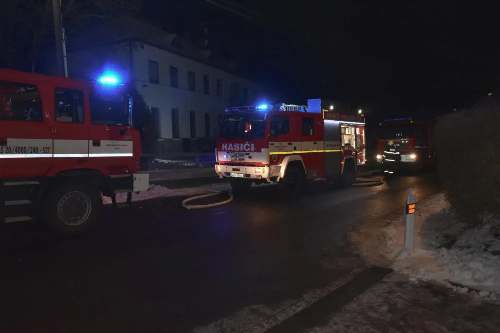 Po požáru roubenky je škoda za sedmnáct milionů. V noci hořelo na několika místech v kraji