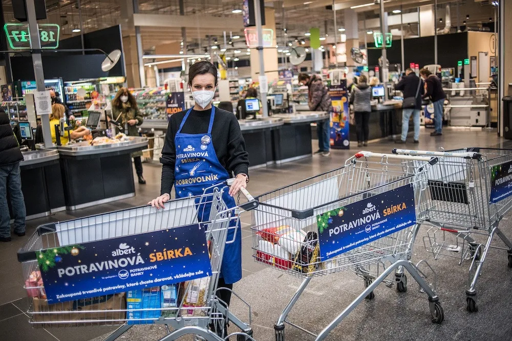 Zákazníci z Liberecka pomohli potřebným v potravinové sbírce Alberta. Jídlo daroval i sám obchodník
