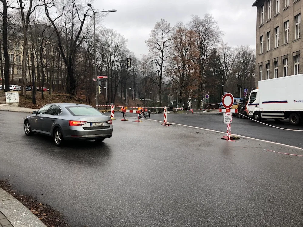 Rekonstrukce Jablonecké se prodlužuje. Řeší se, kdo za to může