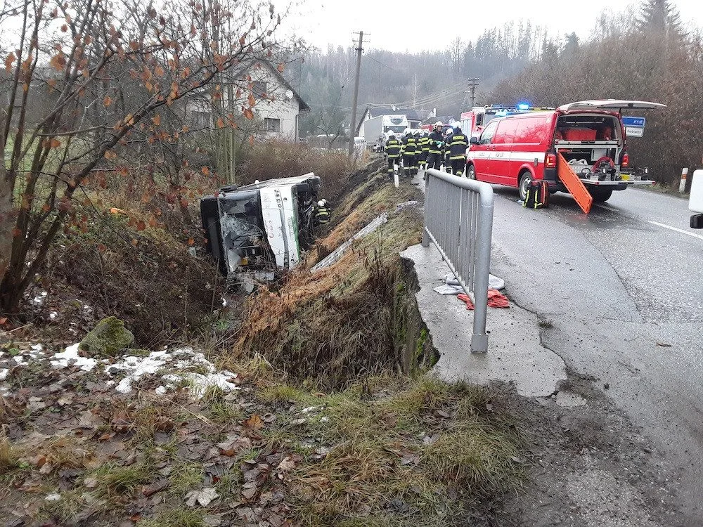 Na Semilsku se autobus převrátil do příkopu. Šest zraněných, jeden těžce