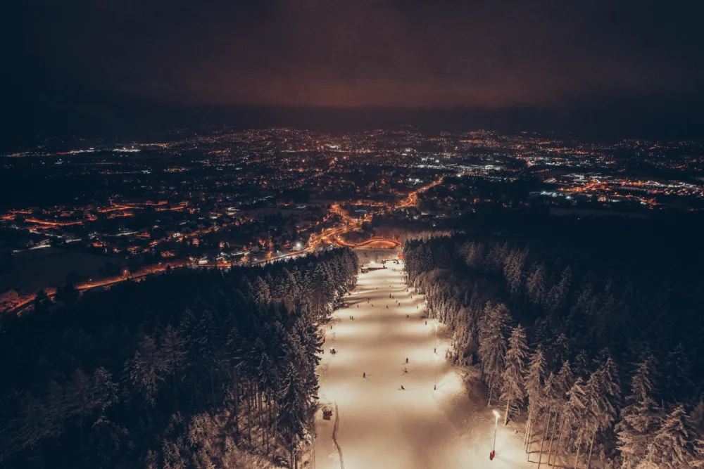 Ještěd Ski Opening proběhne již tento víkend. Celodenní ježdění včetně večerka bude stát 590 korun